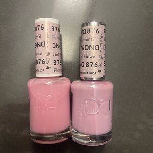 NEW DND SET OF 2 REGULAR NAIL POLISH SHADE 876 GLOWER GIRL